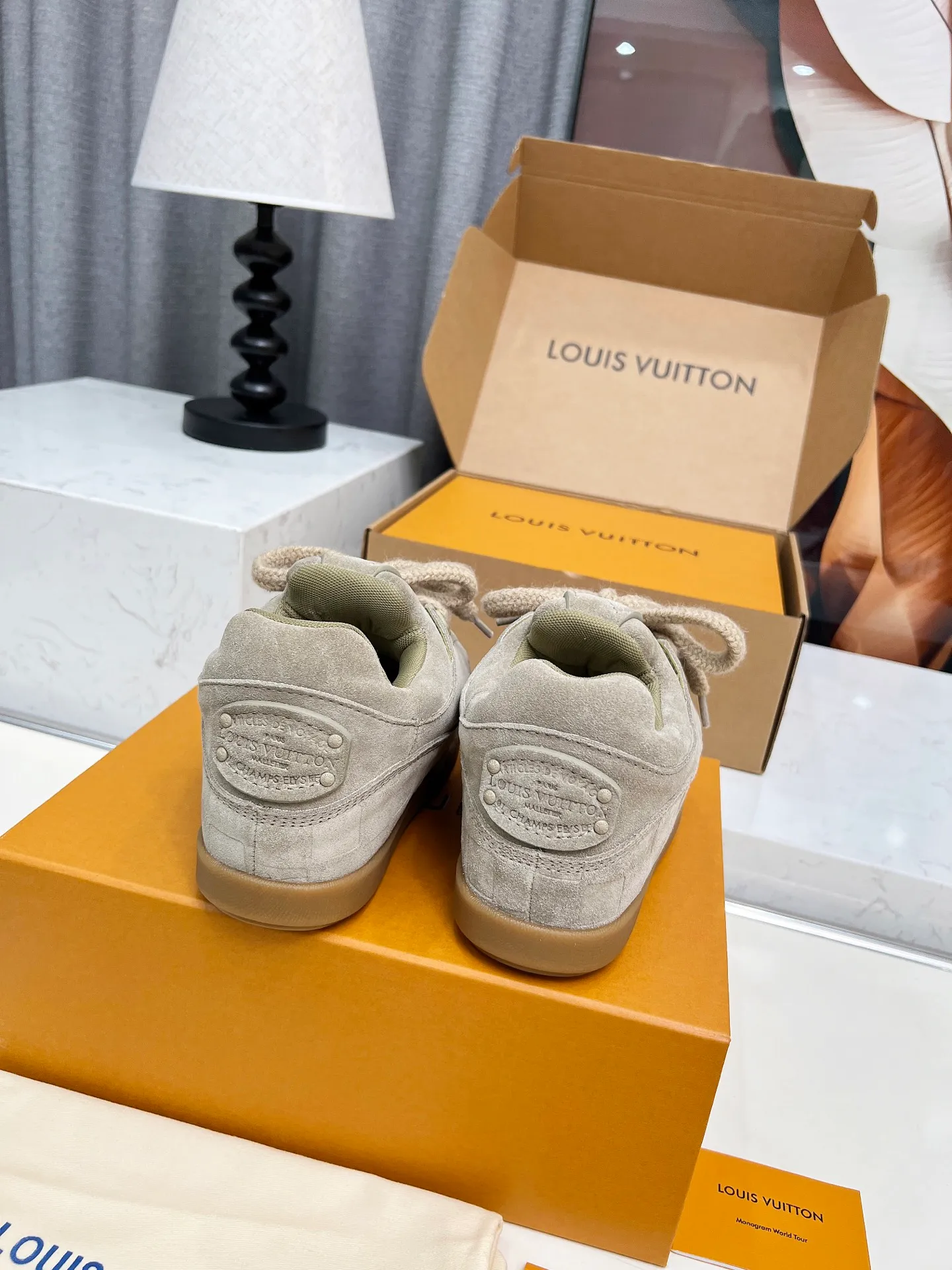 [L Family] P: 740💰 Couple model, size: women 35-41 (customized at 41 for women), 39-46 for men (customized at 45.46) The 2025 iteration of this Time Out sneaker, couple model, LV co-branded nigo, donkey brand, Louis Vuitton, ugly, cute😍Many Internet celebrities have shown off their feet, a classic and versatile item. Fabric: Imported high mercerized cow suede. Lining: high-grade elastic mesh, outsole: original molded outsole, palm print rubber outsole with hidden L letter and Monongram flower.